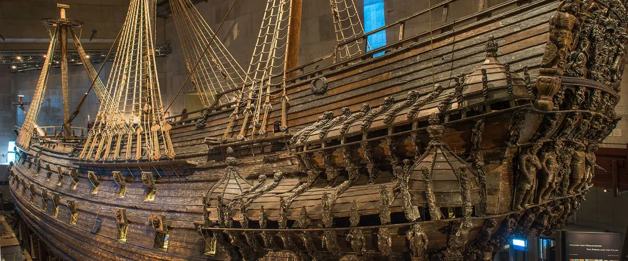 Vasa, ett imponerande krigsfartyg, visar upp detaljerad träsnideri. Här är fakta om Vasaskeppet.
