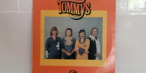 Tommys, svenska dansband från 70-talet, poserar i sina glammiga scenkläder.