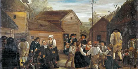Midsommarhistoria: Människor i folkdräkter dansar runt en majstång i en by.