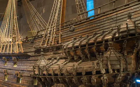 Vasa, ett imponerande krigsfartyg, visar upp detaljerad träsnideri. Här är fakta om Vasaskeppet.