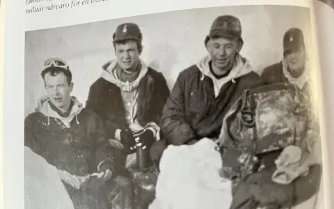 Fyra män i vinterkläder, en av dem är Allan Mann, poserar i snön.