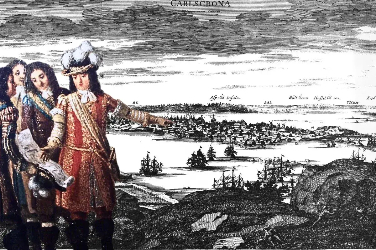 En historisk vy &ouml;ver Karlskrona med flottan i hamnen. En man i r&ouml;d dr&auml;kt pekar mot staden, en scen som ber&auml;ttar om Karlskronas historia.