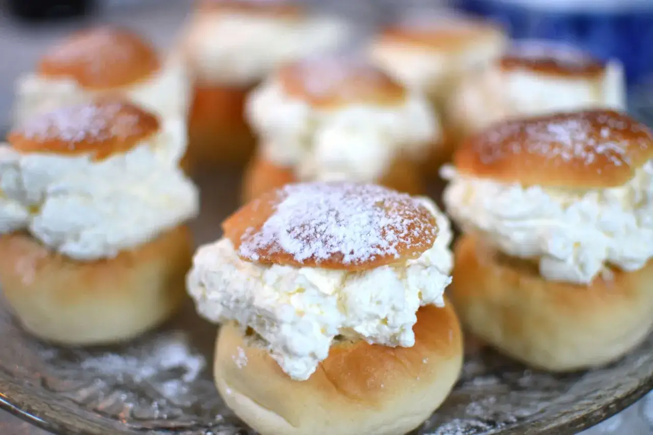 F&auml;rska semlor med fluffig gr&auml;dde och pudrat florsocker. En h&auml;rlig fest vid fastan!