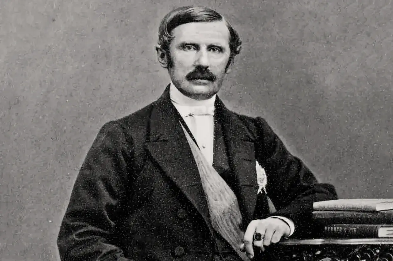 Johan August Gripenstedt, en svensk statsman, portr&auml;tterad i m&ouml;rk kostym med mustasch och en ring p&aring; fingret.