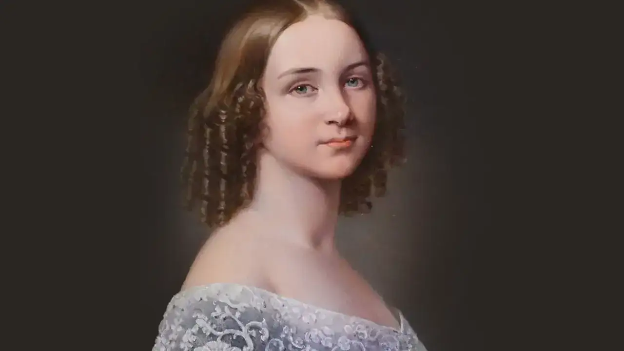 Portr&auml;tt av en ung kvinna med lockigt h&aring;r och bl&aring; &ouml;gon, kl&auml;dd i en spetskl&auml;nning. Kanske en ung Jenny Lind barn?