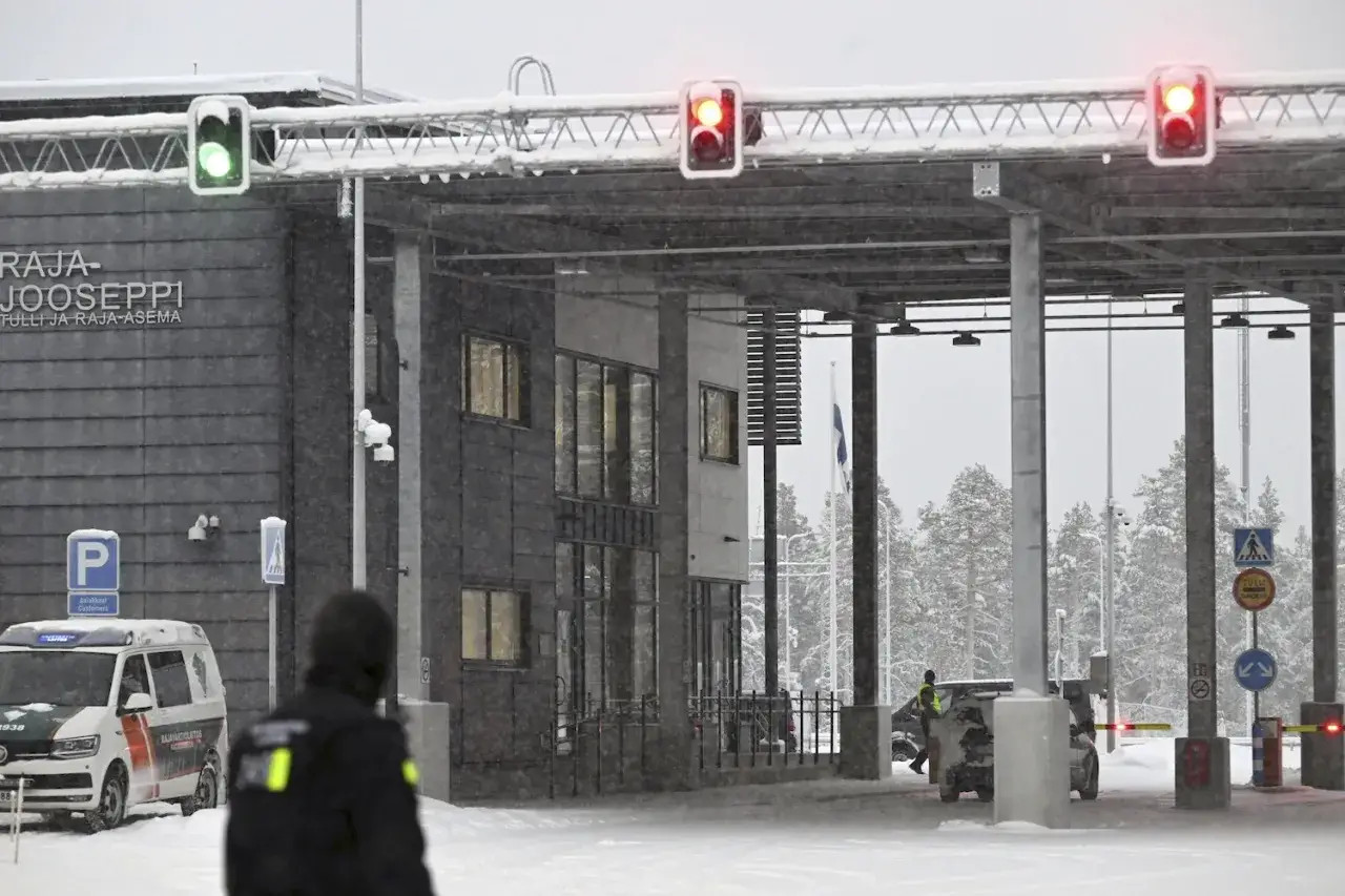 Sn&ouml;fall vid gr&auml;nsen mellan Finland och Ryssland. Trafikljus visar r&ouml;tt.