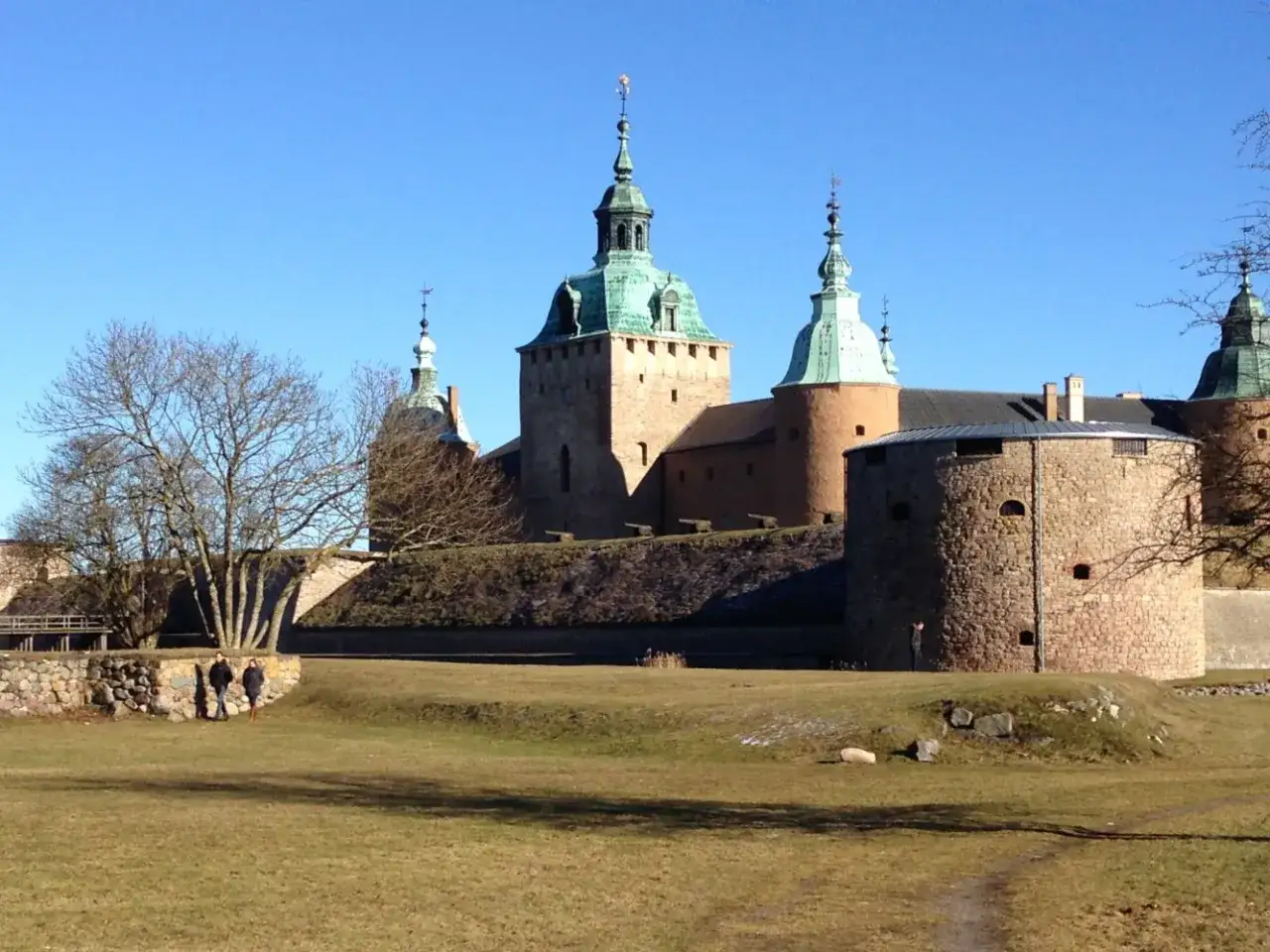 Imponerande borg med gr&ouml;na torn, som en p&aring;minnelse om medeltiden &aring;r. En stenmur och kanoner vittnar om dess historia.