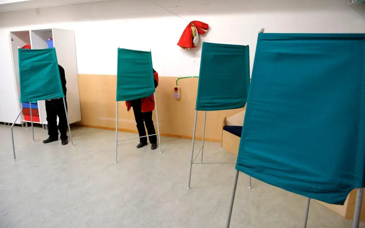 Valb&aring;s med gr&ouml;na sk&auml;rmar d&auml;r medborgare ut&ouml;var sin r&auml;tt till direkt demokrati.